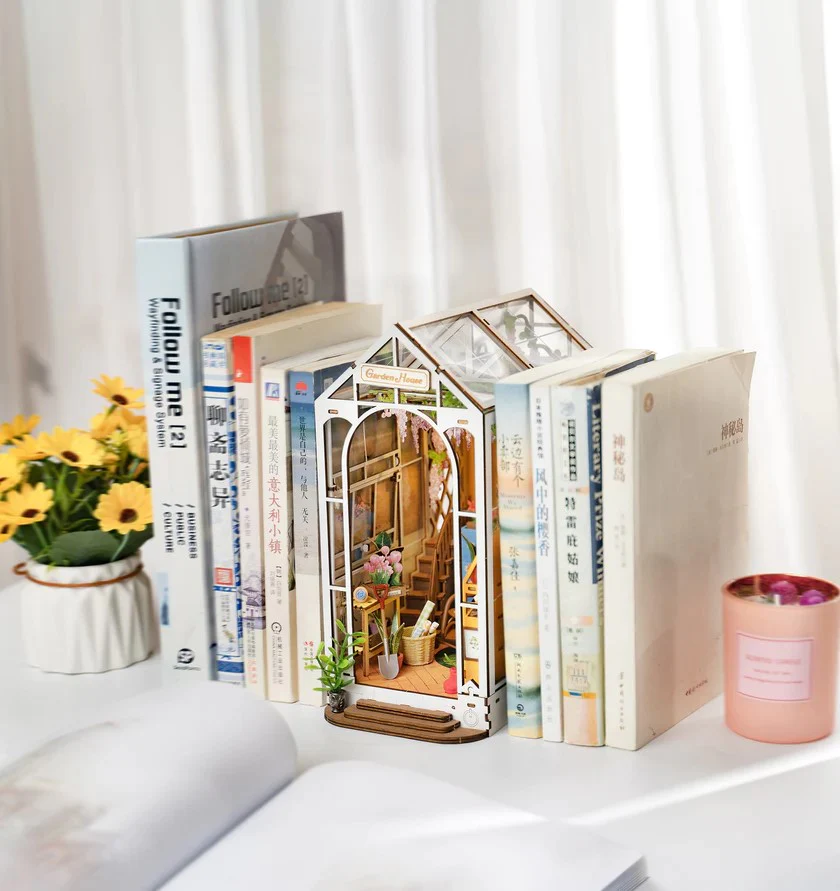 GARDEN HOUSE BOOK NOOK MODEL KIT - Image 2