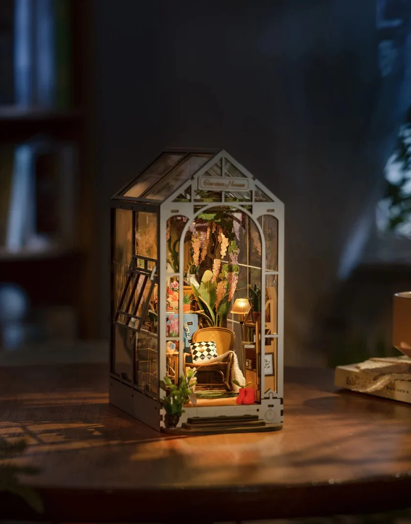 GARDEN HOUSE BOOK NOOK MODEL KIT - Image 3