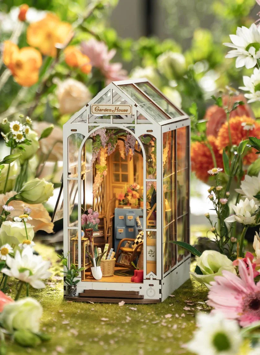 GARDEN HOUSE BOOK NOOK MODEL KIT - Image 4