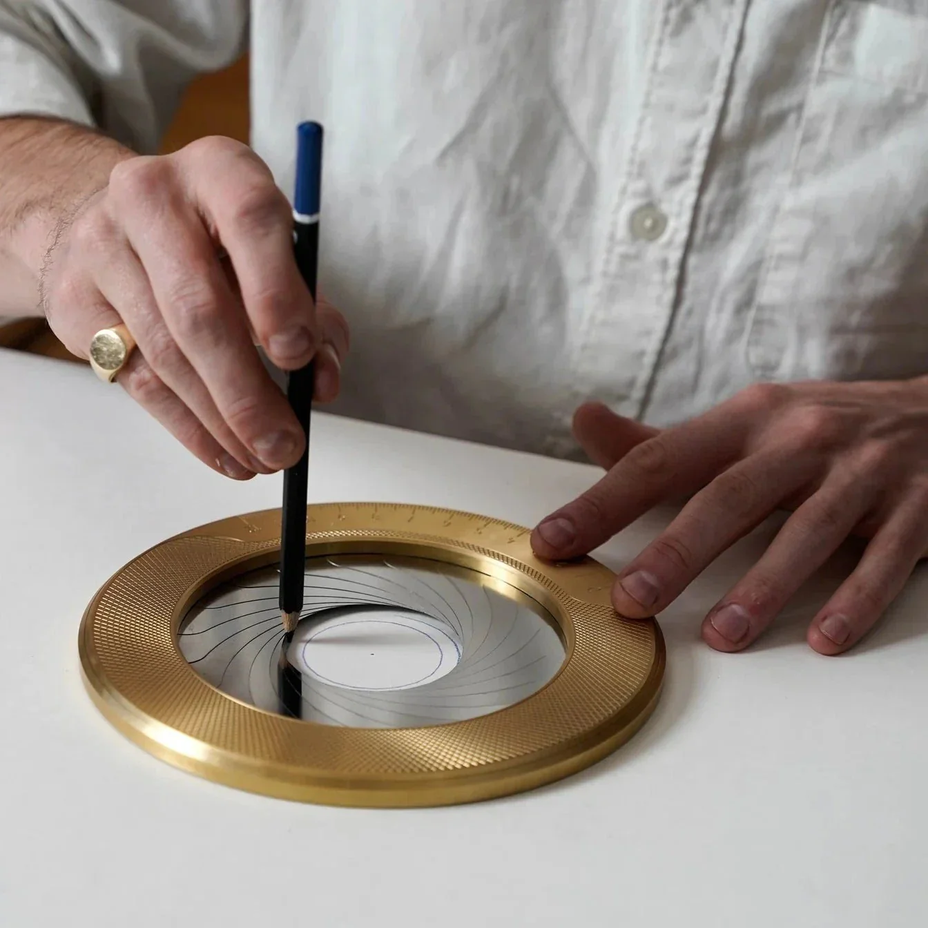 BRASS IRIS DRAWING TOOL - Image 4