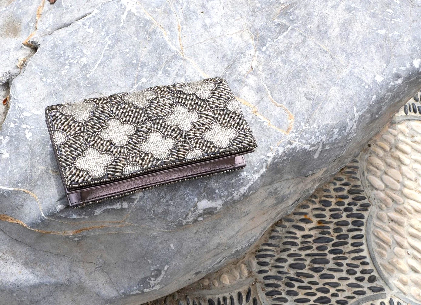PEBBLE BEGONIAS BEADED CLUTCH - Image 3