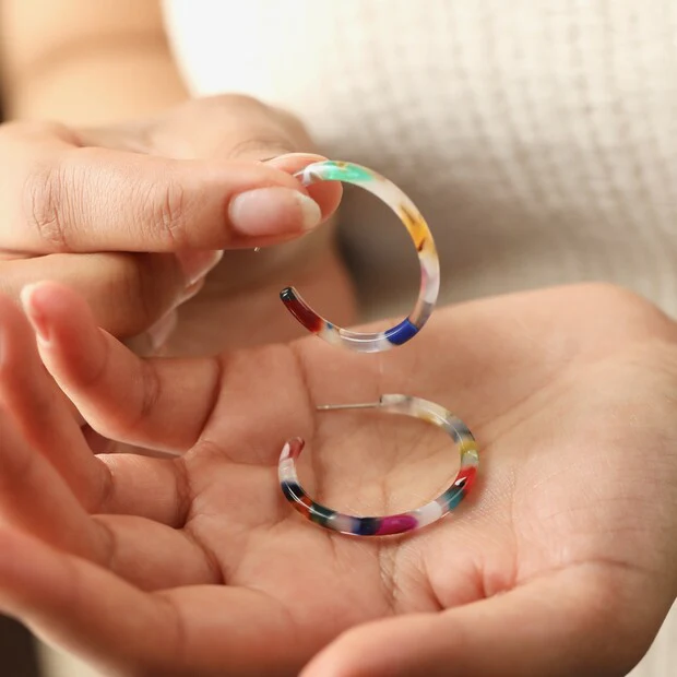 RAINBOW TORTOISESHELL HOOP EARRINGS - Image 3