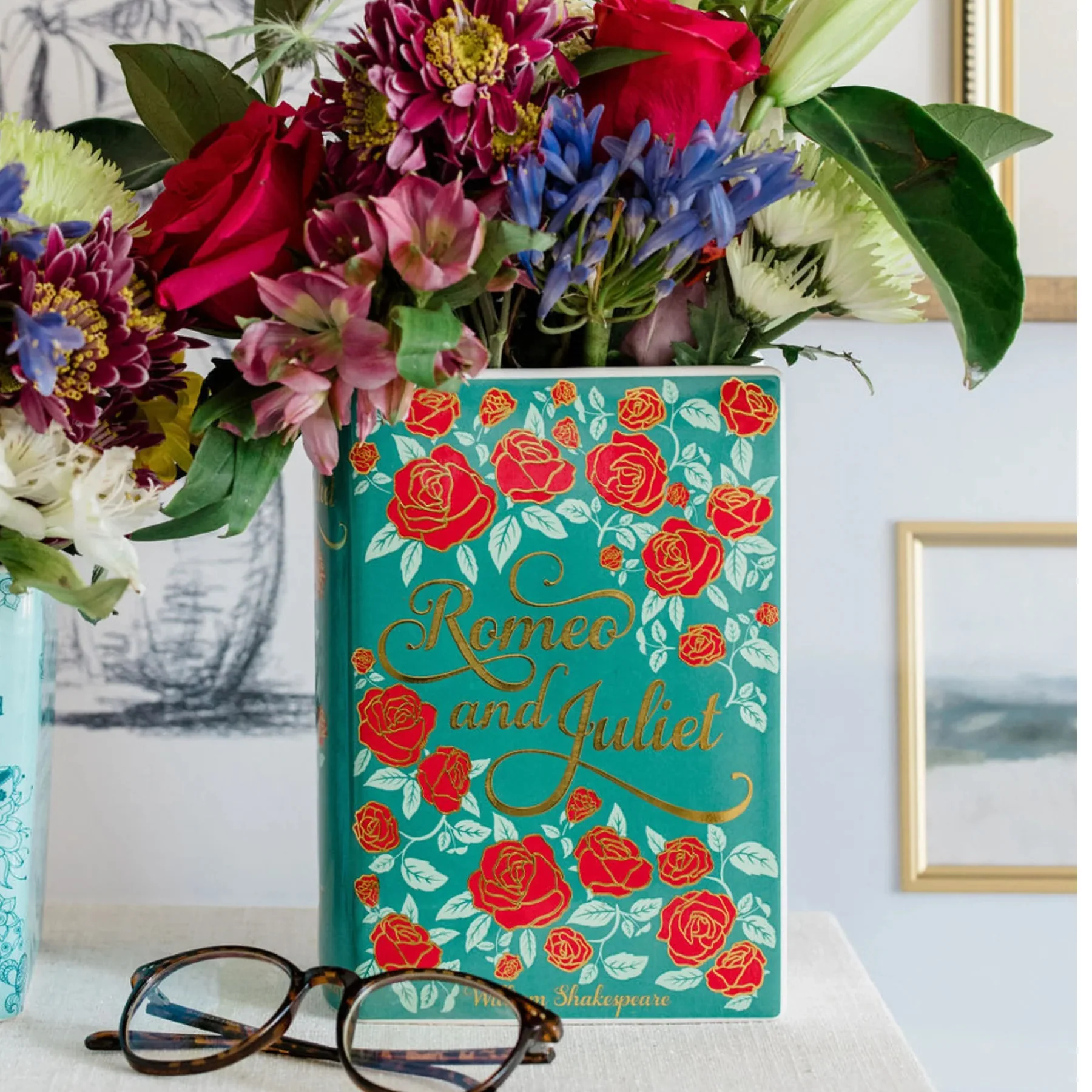 ROMEO AND JULIET BOOK VASE - Image 4